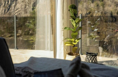 Lund House | Cozy cabin with view over Åvedalsvannet
