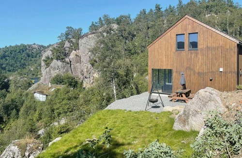 Lund House | Cozy cabin with view over Åvedalsvannet