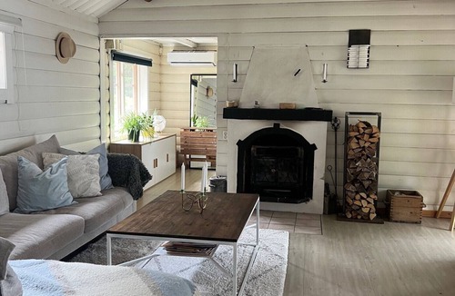 Karlskoga Cottage | Cozy cottage by the lake