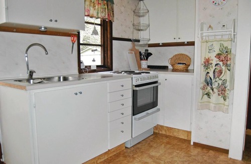 Tibro House | Cozy cottage in established cottage area only 200 m from beautiful swimming and fishing lake Örlen.
