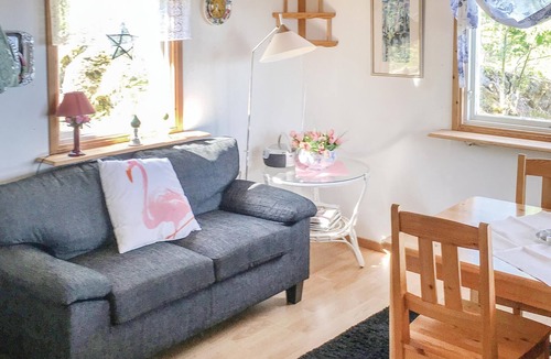 Vanersborg Municipality House | Cozy cottage with covered terrace.