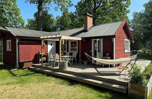 Kvicksund House | Cozy cottage with terrace, garden & nature