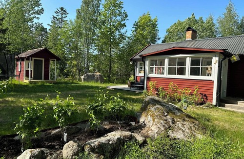 Kvicksund House | Cozy cottage with terrace, garden & nature