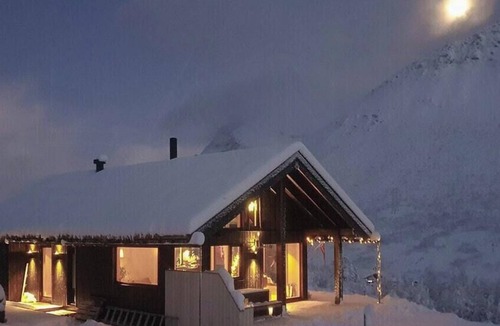 Orsta House | Cozy family cabin in uniquely situated hiking area