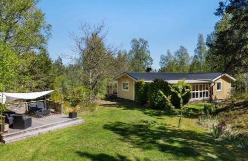 Bergshamra House | Cozy Forest Hideaway with Hot Tub
