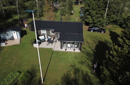 Koping Municipality House | Cozy holiday home by the lake with its own boat