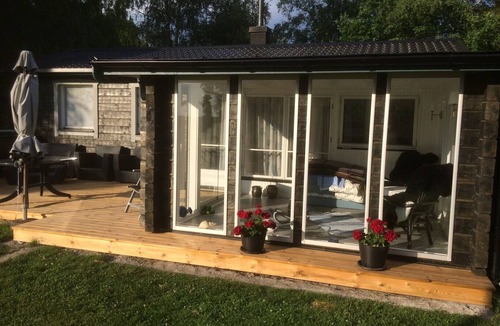 Koping Municipality House | Cozy holiday home by the lake with its own boat