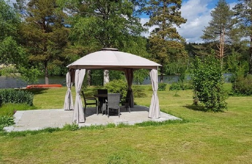 Silverdalen House | Cozy holiday home with a 2500 square meter garden right on the lake