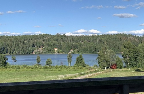 Molnbo Ski Chalet | Cozy holiday home with lake view on a horse farm near Stockholm