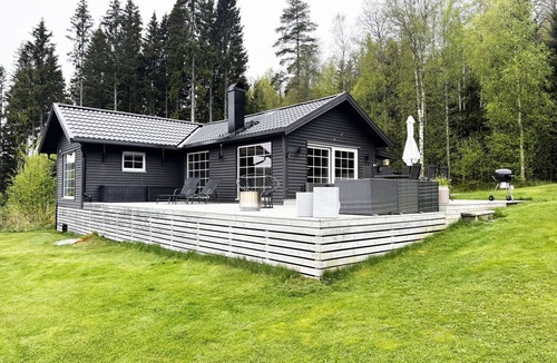Arvika Ski Chalet | Cozy holiday home with its own jetty and panoramic views of Norra Örsjön