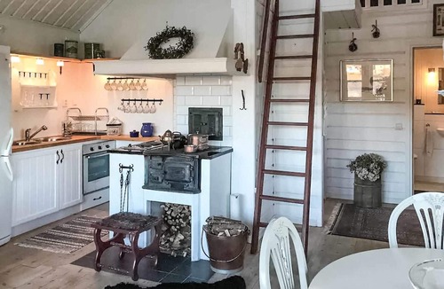 Aston House | Cozy home in åstön with sauna