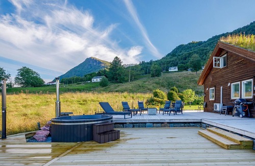 Vindafjord House | Cozy home in ølensvåg with WiFi