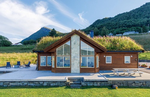 Vindafjord House | Cozy home in ølensvåg with WiFi