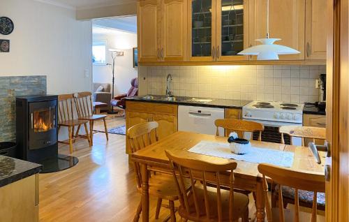 Aheim House | Cozy Home In Åheim With House A Panoramic View