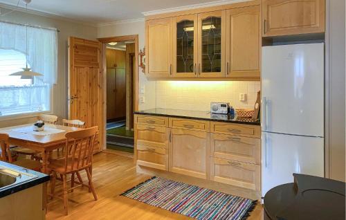 Aheim House | Cozy Home In Åheim With House A Panoramic View