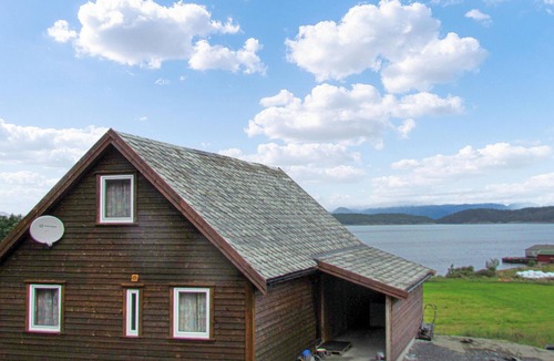 Innbjoa House | Cozy home in Bjoa with house a mountain view