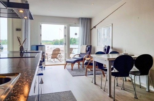 Mariestad Municipality House | Cozy home in Brommösund with lake view