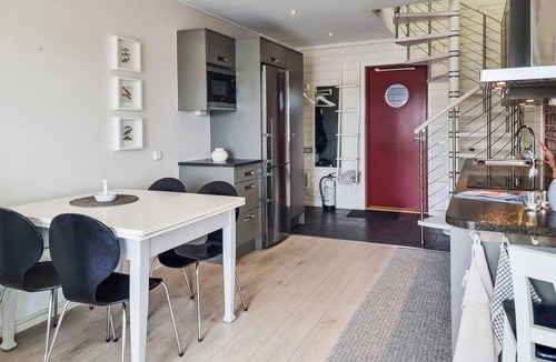 Mariestad Municipality House | Cozy home in Brommösund with lake view