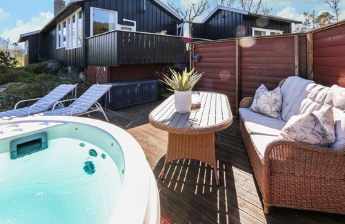 Farsund House | Cozy home in Farsund with WiFi
