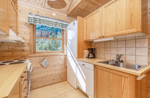 Fjaerland House | Cozy home in Fjærland with house a mountain view