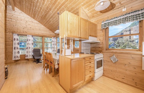 Fjaerland House | Cozy home in Fjærland with house a mountain view