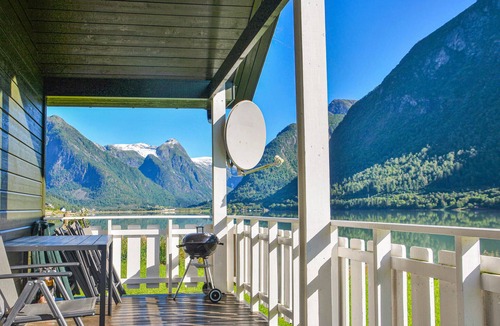 Fjaerland House | Cozy home in Fjærland with house a mountain view