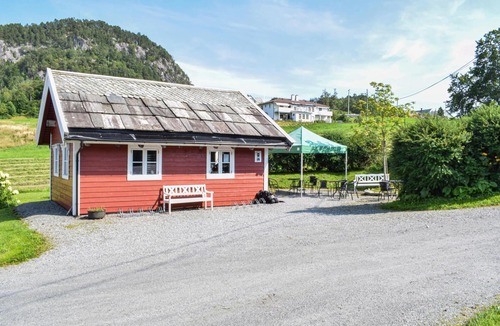 Strandvik House | Cozy home in Fusa with sauna