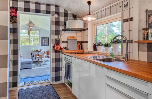 Hakenaset House | Cozy home in Höviksnäs with WiFi