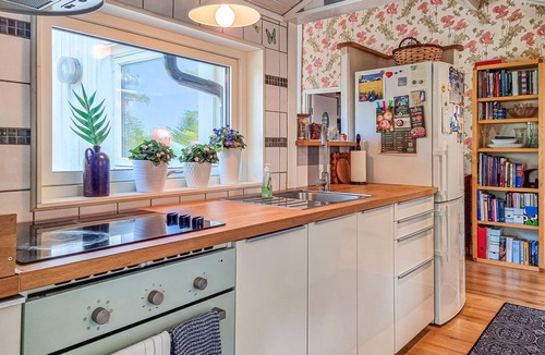 Hakenaset House | Cozy home in Höviksnäs with WiFi