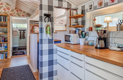 Hakenaset House | Cozy home in Höviksnäs with WiFi
