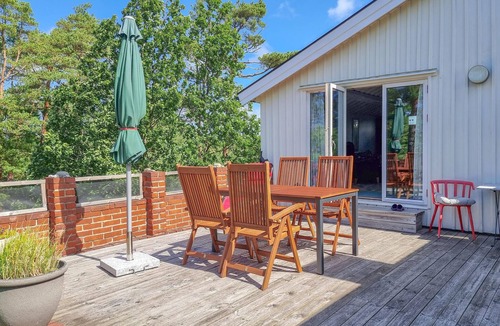 Hakenaset House | Cozy home in Höviksnäs with WiFi