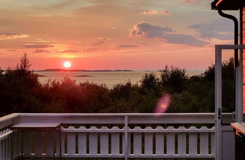 Barstrand House | Cozy home in Kleppstad with house sea view