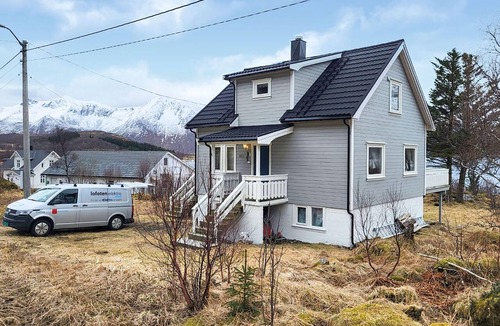 Barstrand House | Cozy home in Kleppstad with house sea view