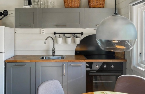 Hoyanger House | Cozy home in Lavik with house a panoramic view