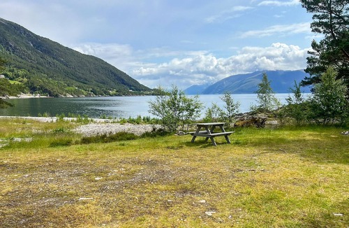 Hoyanger House | Cozy home in Lavik with house a panoramic view