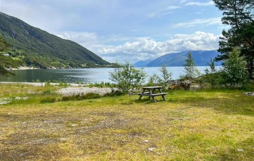 Hoyanger House | Cozy Home In Lavik With House A Panoramic View