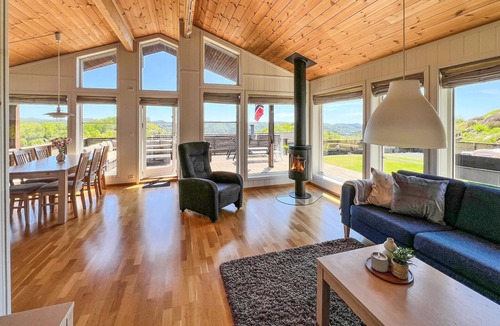 Lyngdal House | Cozy home in Lyngdal with WiFi