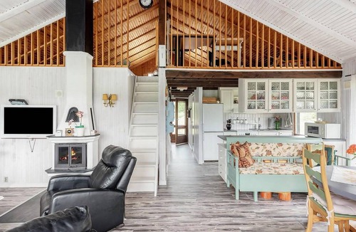 Tore House | Cozy home in Siknäs with house sea view