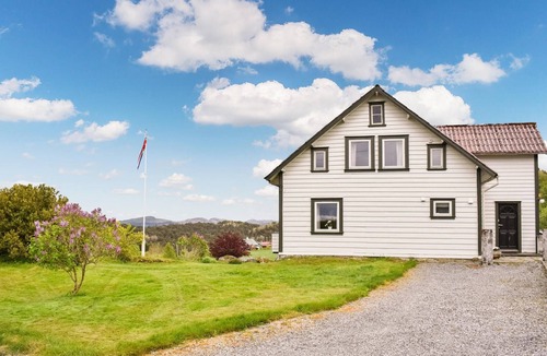 Sveio House | Cozy home in Sveio with house a panoramic view