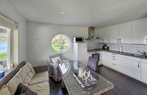 Sveio House | Cozy home in Sveio with house sea view