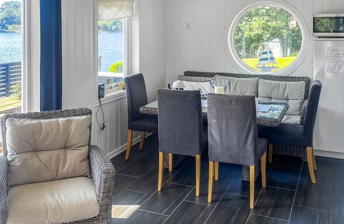 Sveio House | Cozy home in Sveio with house sea view