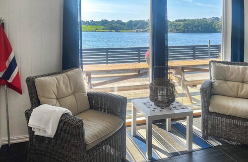 Sveio House | Cozy home in Sveio with house sea view