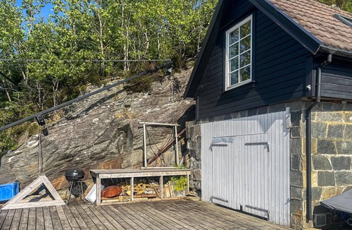 Sveio House | Cozy home in Sveio with house sea view