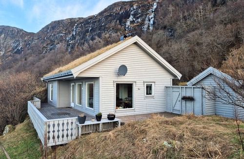 Flora Municipality House | Cozy home in Tansøy with house a panoramic view