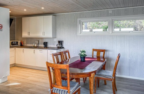 Gjemnes House | Cozy home in Torvikbukt with WiFi
