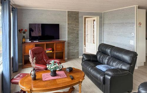 Gjemnes House | Cozy Home In Torvikbukt With Wifi