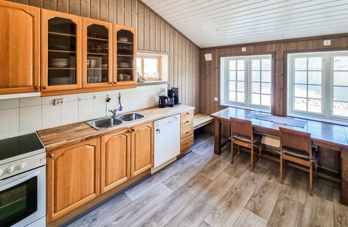 Suldal House | Cozy home in Vanvik with house a mountain view