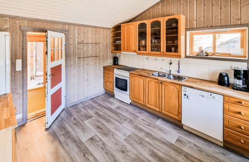 Suldal House | Cozy home in Vanvik with house a mountain view