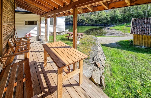 Suldal House | Cozy home in Vanvik with house a mountain view