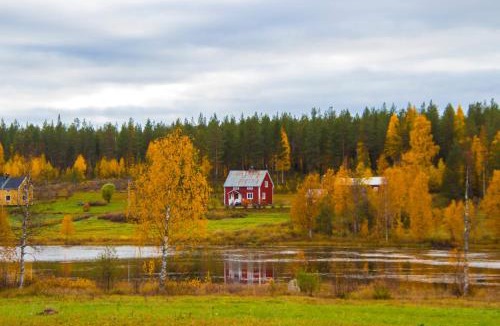 Overkalix House | COZY Home with LAKE view-free WiFi - free SAUNA